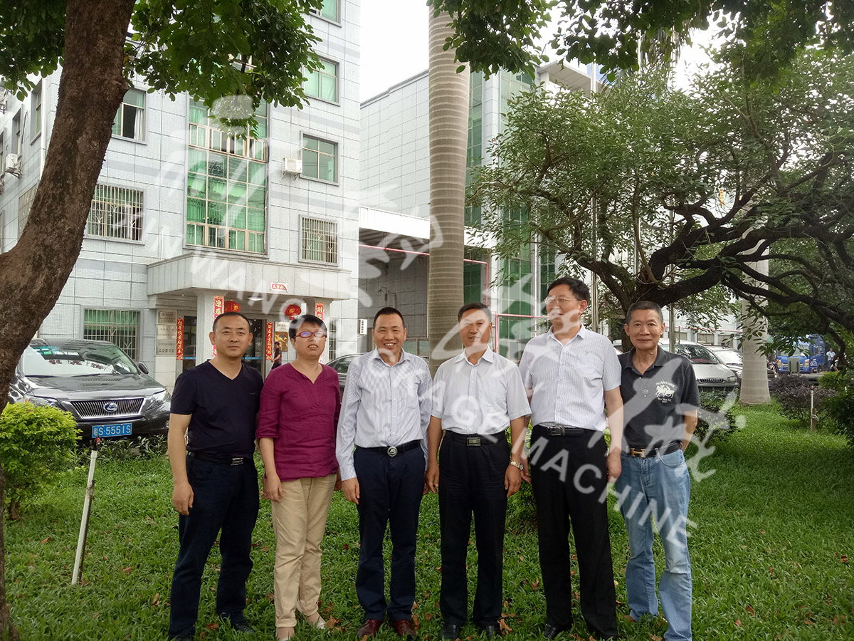 總裝備部劉思剛少將、新華社李建琦博士一行蒞臨新望公司考察指導(dǎo)