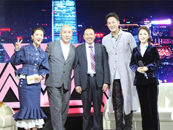 新望董事長(zhǎng)羅永輝與著名歌星劉尊老師、汪正正老師、郭津彤老師、主持人雅琪在北京電視臺(tái)錄制節(jié)目現(xiàn)場(chǎng)親切合影